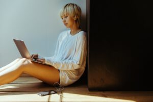A woman is conducting an online search to find information about whether Planned Parenthood provides free abortion services.
