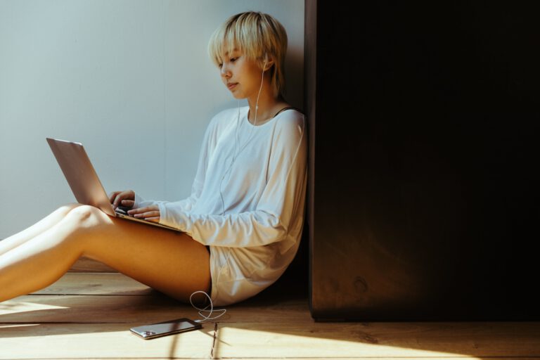 A woman is conducting an online search to find information about whether Planned Parenthood provides free abortion services.